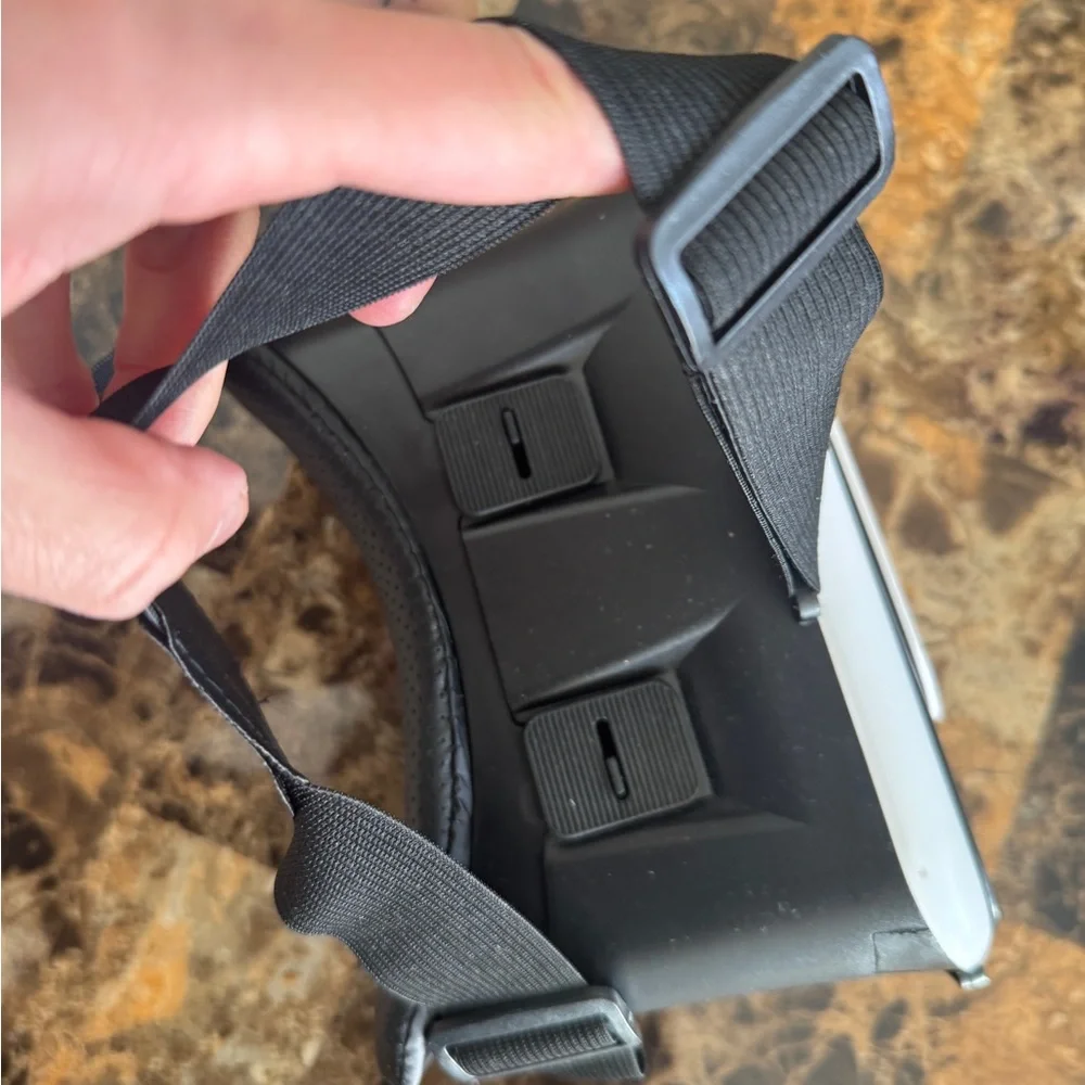 American Eagle #AEOSTYLE Mobile Phone Virtual Reality VR Headset b&w